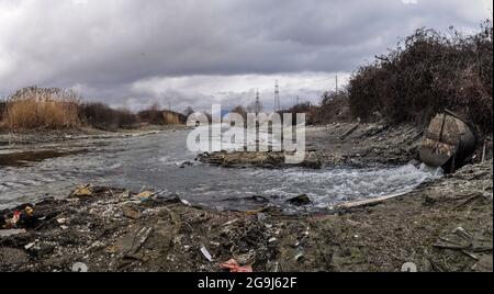 Der Fluss wurde aufgrund der Dürre ohne Wasser gelassen. Abwasserleitungen fließen in den Fluss. Stockfoto