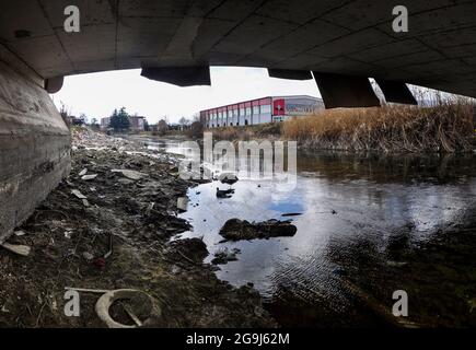 Der Fluss wurde aufgrund der Dürre ohne Wasser gelassen. Abwasserleitungen fließen in den Fluss. Stockfoto