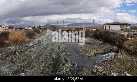 Der Fluss wurde aufgrund der Dürre ohne Wasser gelassen. Abwasserleitungen fließen in den Fluss. Stockfoto