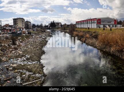 Der Fluss wurde aufgrund der Dürre ohne Wasser gelassen. Abwasserleitungen fließen in den Fluss. Stockfoto