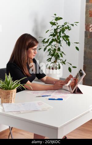 Hispanische Frau skizziert Illustrationen in ihrem Büro Stockfoto