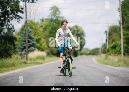 Kanada, Ontario, Kingston, Boy (14-15) Fahrrad fahren Stockfoto