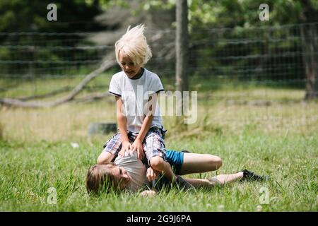 Kanada, Ontario, Kingston, Boys (8-9, 14-15) spielen im Freien kämpfen Stockfoto