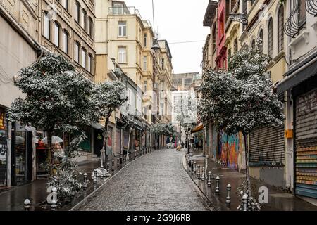 Türkei, Istanbul, Alte Straße mit Cafés und Geschäften im Winter Stockfoto