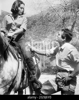 Nancy Kwan, Rod Taylor, Dreharbeiten zum Film „Fate is the Hunter“, 20th Century-Fox, 1964 Stockfoto