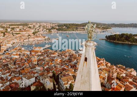 Kroatien, Istrien, Rovinj, Luftansicht der Altstadt mit der Kirche der heiligen Euphemia Stockfoto