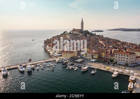 Kroatien, Istrien, Rovinj, Luftansicht der Altstadt mit der Kirche der heiligen Euphemia Stockfoto
