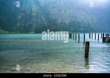 Deutschland, Bayern, Holzpfosten am Königsee im Nationalpark Bewrchtesgaden Stockfoto