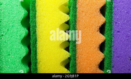 Mehrfarbige Waschlappen werden in Reihen auf einem hellen Hintergrund, Nahaufnahme, angeordnet. Platz für Text. Speicherplatz kopieren. Stockfoto