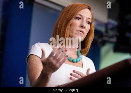 Washington, Vereinigte Staaten. Juli 2021. Jen Psaki, Pressesekretär des Weißen Hauses, berichtet am Montag, den 26. Juli 2021, im Weißen Haus in Washington über Medienvertreter. Kredit: Amanda Andrade-Rhoades/CNP/dpa/Alamy Live Nachrichten Stockfoto