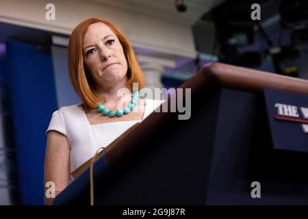 Washington, Vereinigte Staaten. Juli 2021. Jen Psaki, Pressesekretär des Weißen Hauses, berichtet am Montag, den 26. Juli 2021, im Weißen Haus in Washington über Medienvertreter. Kredit: Amanda Andrade-Rhoades/CNP/dpa/Alamy Live Nachrichten Stockfoto