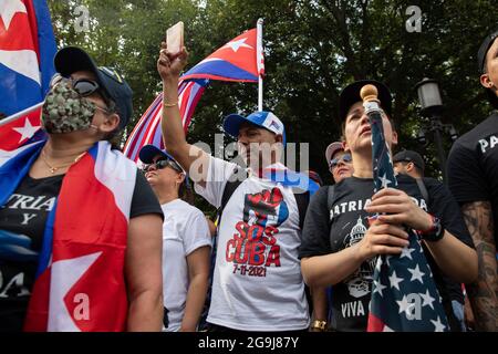 Washington, Vereinigte Staaten. Juli 2021. Demonstranten, die eine Intervention der Vereinigten Staaten in Kuba anstreben, versammelten sich am Montag, den 26. Juli 2021, vor dem Weißen Haus. Kredit: Amanda Andrade-Rhoades/CNP/dpa/Alamy Live Nachrichten Stockfoto