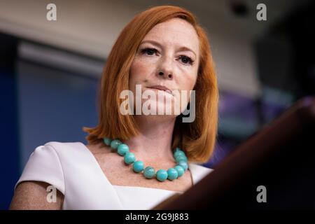 Washington, Vereinigte Staaten. Juli 2021. Jen Psaki, Pressesekretär des Weißen Hauses, berichtet am Montag, den 26. Juli 2021, im Weißen Haus in Washington über Medienvertreter. Kredit: Amanda Andrade-Rhoades/CNP/dpa/Alamy Live Nachrichten Stockfoto