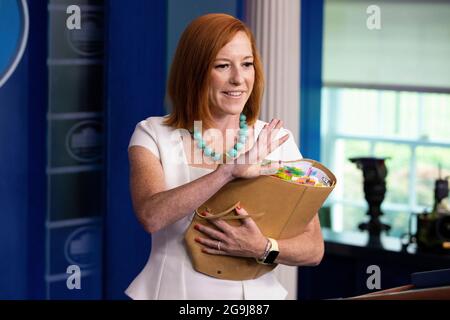 Washington, Vereinigte Staaten. Juli 2021. Der Pressesprecher des Weißen Hauses, Jen Psaki, wagt am Montag, den 26. Juli 2021, Auf Wiedersehen vor Medienvertretern im Weißen Haus in Washington. Kredit: Amanda Andrade-Rhoades/CNP/dpa/Alamy Live Nachrichten Stockfoto