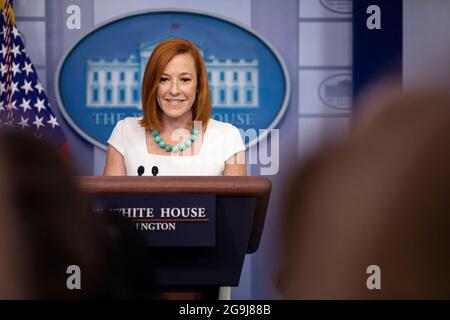 Washington, Vereinigte Staaten. Juli 2021. Jen Psaki, Pressesekretär des Weißen Hauses, berichtet am Montag, den 26. Juli 2021, im Weißen Haus in Washington über Medienvertreter. Kredit: Amanda Andrade-Rhoades/CNP/dpa/Alamy Live Nachrichten Stockfoto