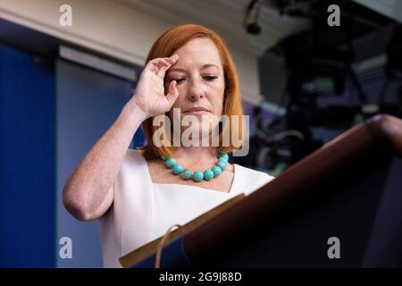 Washington, Vereinigte Staaten. Juli 2021. Jen Psaki, Pressesekretär des Weißen Hauses, berichtet am Montag, den 26. Juli 2021, im Weißen Haus in Washington über Medienvertreter. Kredit: Amanda Andrade-Rhoades/CNP/dpa/Alamy Live Nachrichten Stockfoto