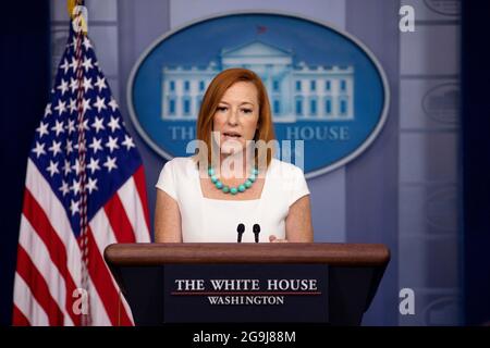 Washington, Vereinigte Staaten. Juli 2021. Jen Psaki, Pressesekretär des Weißen Hauses, berichtet am Montag, den 26. Juli 2021, im Weißen Haus in Washington über Medienvertreter. Kredit: Amanda Andrade-Rhoades/CNP/dpa/Alamy Live Nachrichten Stockfoto