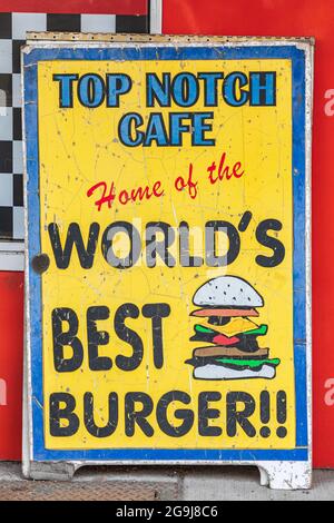 Colfax, Washington, USA. 22.Mai 2021. Schild mit der Werbung für Burger für ein kleines Stadtcafe. Stockfoto