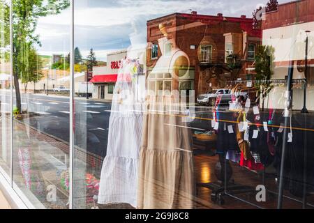 Colfax, Washington, USA. 22.Mai 2021. Reflexionen im Fenster eines kleinen städtischen Bekleidungsladens. Stockfoto