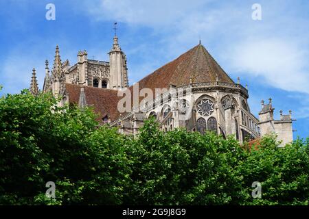 Blick auf die Kathedrale Saint-Etienne in Auxerre, der Hauptstadt des Departements Yonne in Burgund, Frankreich, über den Fluss Yonne Stockfoto