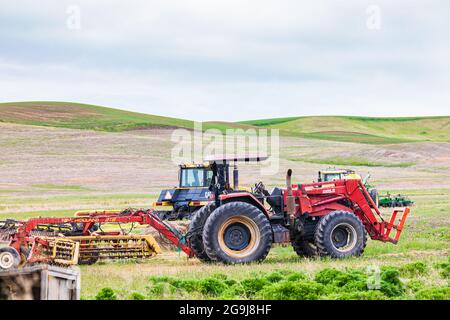 Pullman, Washington, USA. 22.Mai 2021. Traktor und landwirtschaftliche Ausrüstung in den Palouse Hills. Stockfoto