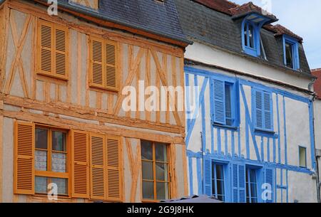 Blick auf den farbenfrohen mittelalterlichen Tudor-Stil eines colombage mit Holzbalken in Auxerre, der Hauptstadt des Departements Yonne in Burgund Stockfoto