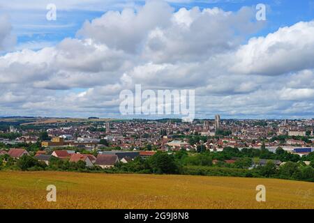 Blick auf Auxerre, Hauptstadt des Departements Yonne in Burgund, Frankreich, über den Fluss Yonne, berühmt für seine Kathedrale und Abtei. Stockfoto