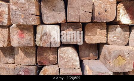 Gestapeltes Holz. Gefaltetes Holz.Closeup Holzbretter.die Oberfläche des Endes des Brettes.viele Planken übereinander im Lager gestapelt.Lum Stockfoto