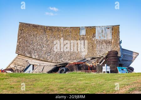 Pullman, Washington, USA. 22.Mai 2021. Eine einstürzende Scheune auf einem Bauernhof in den Palouse-Hügeln. Stockfoto