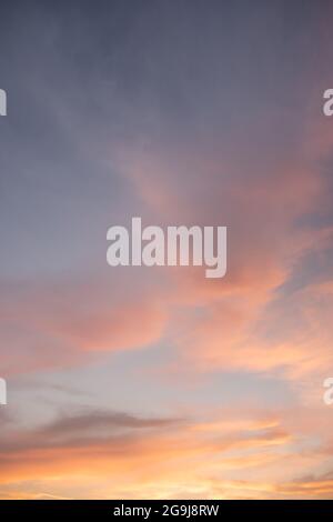 Schöne orange lila gelb blau Wolken Sonnenuntergänge Himmel Ersatz Hintergründe für Verbundwerkstoffe, Fabulous, wunderbare epische California Sonnenuntergänge Künstler. Stockfoto