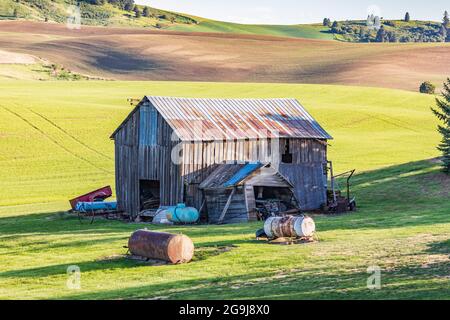 Pullman, Washington, USA. 22.Mai 2021. Eine alte Scheune auf einem Bauernhof in den Palouse Hügeln. Stockfoto