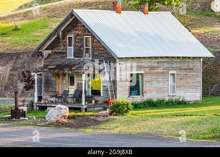 Pullman, Washington, USA. 22.Mai 2021. Ein verwittertes altes Bauernhaus in den Palouse Hügeln. Stockfoto