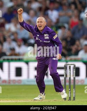 Callum Parkinson von Northern Superchargers feiert die Teilnahme an dem Hundertkampf von Samit Patel von Trent Rockets in Trent Bridge, Nottingham. Bilddatum: Montag, 26. Juli 2021. Stockfoto