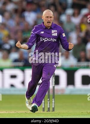 Callum Parkinson von Northern Superchargers feiert die Teilnahme an dem Hundertkampf von Samit Patel von Trent Rockets in Trent Bridge, Nottingham. Bilddatum: Montag, 26. Juli 2021. Stockfoto