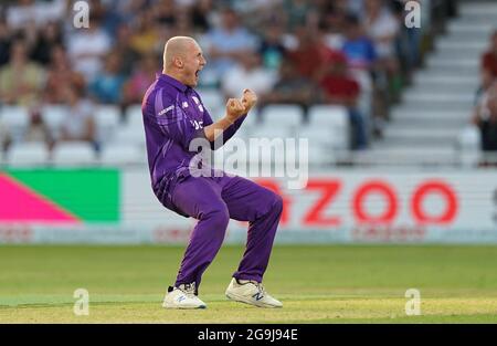 Callum Parkinson von Northern Superchargers feiert die Teilnahme an dem Hundertkampf von Samit Patel von Trent Rockets in Trent Bridge, Nottingham. Bilddatum: Montag, 26. Juli 2021. Stockfoto