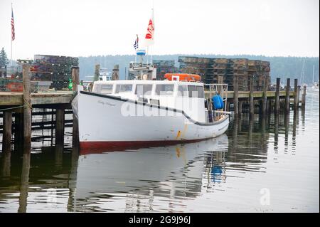 Ein typisches Hummerboot von Maine am Dock an einem nebligen Morgen in Owls Head, Maine, USA Stockfoto