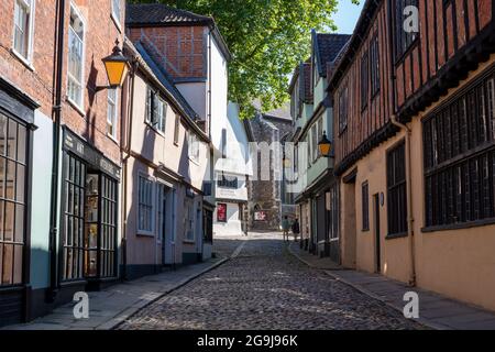 Elm Hill, mittelalterliche Einkaufsstraße mit Kopfsteinpflaster im Stadtzentrum von Norwich. Die Straße ist ein berühmtes Wahrzeichen Norwich, Norfolk UK. Stockfoto