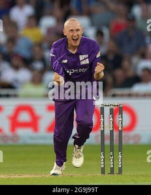 Callum Parkinson von Northern Superchargers feiert die Teilnahme von Lewis Gregory von Trent Rockets während des 100-Matches in Trent Bridge, Nottingham. Bilddatum: Montag, 26. Juli 2021. Stockfoto