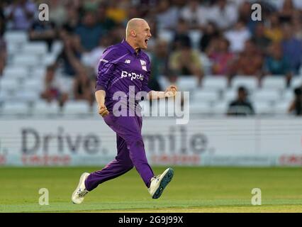 Callum Parkinson von Northern Superchargers feiert die Teilnahme von Lewis Gregory von Trent Rockets während des 100-Matches in Trent Bridge, Nottingham. Bilddatum: Montag, 26. Juli 2021. Stockfoto