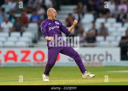 Callum Parkinson von Northern Superchargers feiert die Teilnahme von Lewis Gregory von Trent Rockets während des 100-Matches in Trent Bridge, Nottingham. Bilddatum: Montag, 26. Juli 2021. Stockfoto