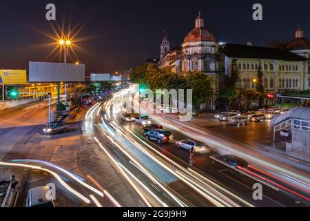 Eine Langzeitaufnahme einer Hauptstraße von Yangon mit wunderschönen Gebäuden in Myanmar Stockfoto