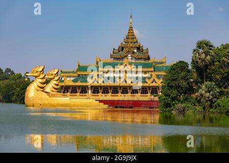 Das Royal Barge Restaurant am Kandawgyi See in Yangon in Myanmar Stockfoto