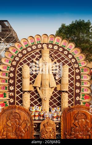 KALKUTTA, WESTBENGALEN, INDIEN - 14. DEZEMBER 2013 : ein Kunsthandwerk von Debi Durga, der hinduistischen Göttin, mit ihren Töchtern, die während der Handi ausgestellt wurden Stockfoto