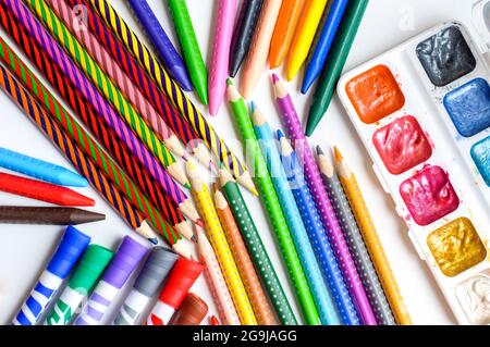 Themen zum Zeichnen. Buntstifte, Buntstifte, Marker und Farben auf weißem Hintergrund Stockfoto