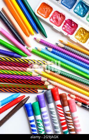Themen zum Zeichnen. Buntstifte, Buntstifte, Marker und Farben auf weißem Hintergrund Stockfoto
