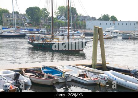 Ein Segelschiff, das das Dock in Camden, Maine, USA verlässt Stockfoto