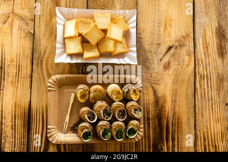 Escargots de Bourgogne - Bourgogne Schnecken mit blauem Käse auf einem Teller. Stockfoto