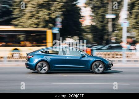 Ukraine, Kiew - 16. Juli 2021: Blaues TESLA Modell 3 Auto bewegt sich auf der Straße. Redaktionell Stockfoto