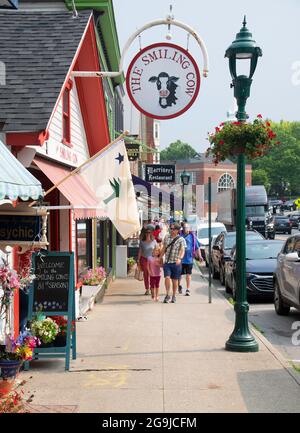 Entlang der Hauptstraße der Innenstadt von Camden, Maine, USA Stockfoto