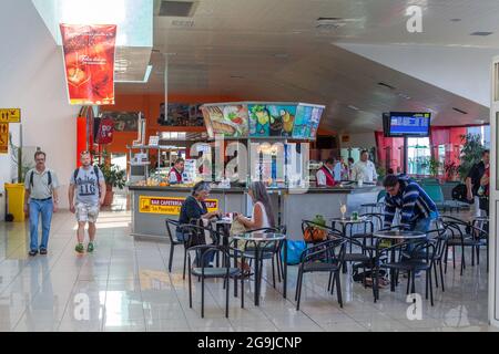 Varedero Airport Cafe Bar La Pasarela Serviert Den Passagieren Kaffee Und Bier In Der Abfluglounge Des Flughafens Varadero Auf Kuba Stockfoto